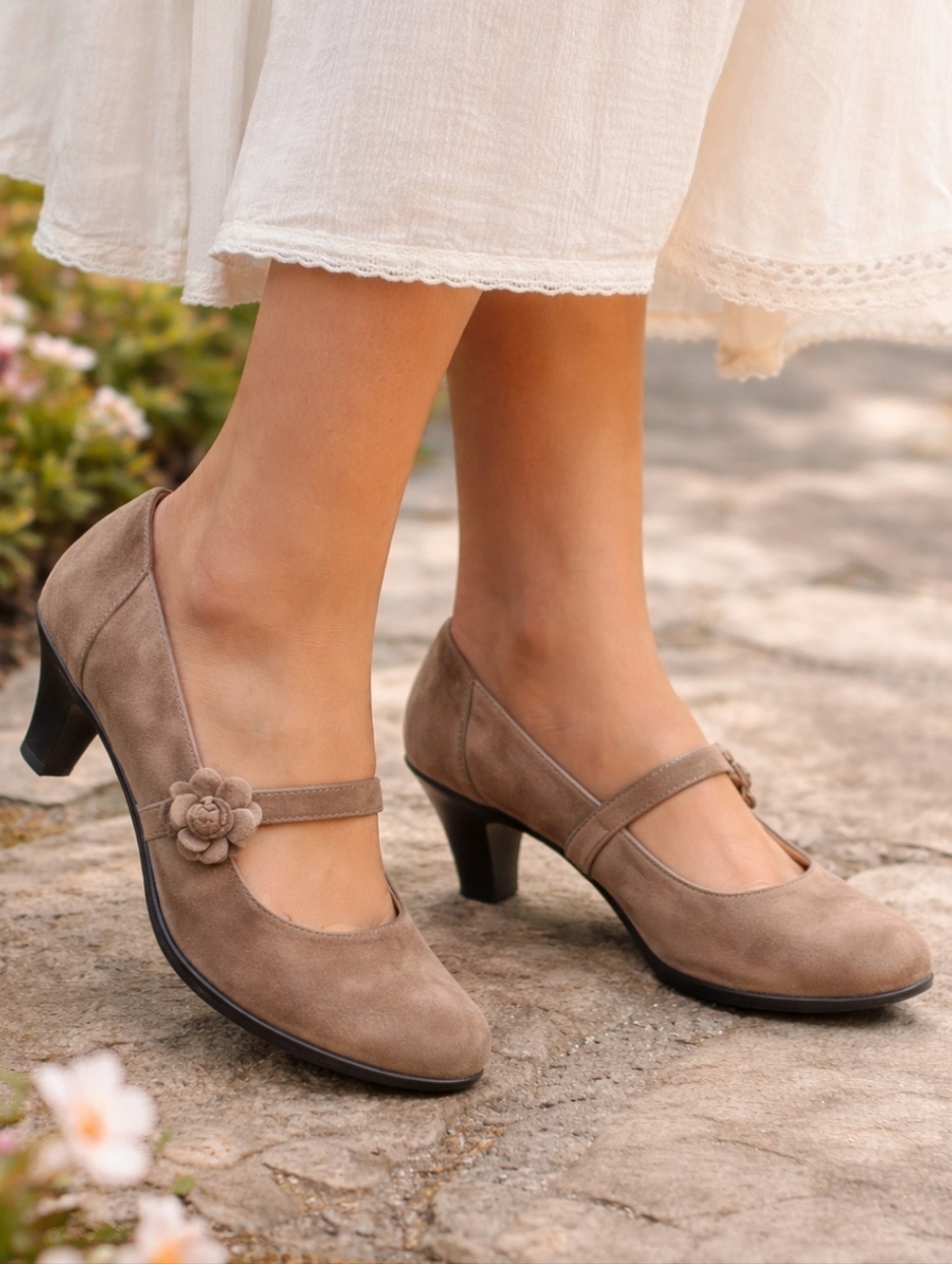 Softspots Romantic Feminine Mary Jane Suede Floral Appliqué Comfort Heel 7M